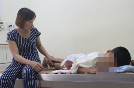 Học sinh lớp 7 bị bố đánh dã man: Đừng quan niệm “thương cho roi cho vọt” - 2
Cháu L. đang được chăm sóc, điều trị tại bệnh viện.