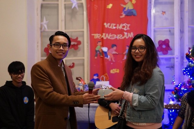 Đêm nhạc dưới gốc cây thông của sinh viên Việt ở “Làng Nho” Bordeaux - 3 Đêm nhạc dưới gốc cây thông của sinh viên Việt ở “Làng Nho” Bordeaux - 3