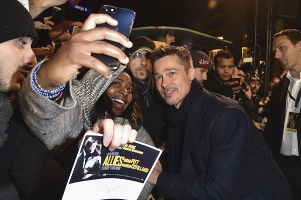 Brad Pitt bảnh bao dự công chiếu phim - 2
Tài tử 52 tuổi thân thiện chụp hình và ký tặng cùng fans