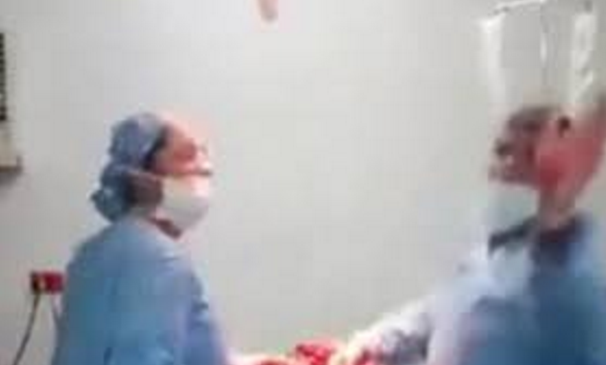 Video bác sĩ Colombia nhảy múa khi đang phẫu thuật gây phẫn nộ - 1
Một cảnh quay trong phòng phẫu thuật. (Ảnh: Dailymail)