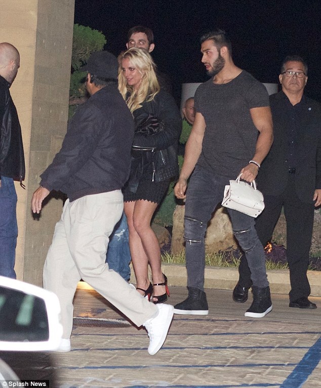 Britney có bồ mới điển trai - 1
Britney Spears bị cánh săn ảnh bắt gặp khi đi ăn tối cùng bạn trai tin đồn Sam Asghari tại một nhà hàng sang trọng ở Malibu ngày 28/12 vừa qua