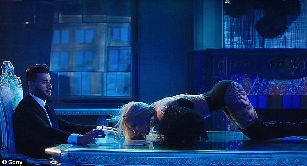 Britney có bồ mới điển trai - 3
Britney và Sam gặp nhau khi Sam xuất hiện trong MV Slumber Party của ca sỹ 34 tuổi
