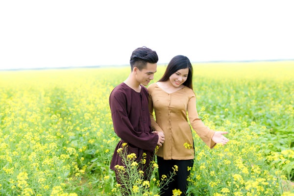 Cặp đôi hát dân ca siêu ngọt ngào ra mắt MV “Quê mẹ” - 1 Dù không lọt vào đêm chung kết của chương trình Tuyệt đỉnh song ca, nhưng Bùi Thúy – Hữu Tuấn đã được khán giả gọi trìu mến là “cặp đôi hát dân ca siêu ngọt ngào”.