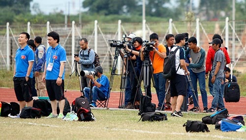 Phóng viên Indonesia định dùng flycam do thám đội tuyển Việt Nam - 1
Phóng viên Indonesia có mặt khá đông trong buổi tập của ĐTVN