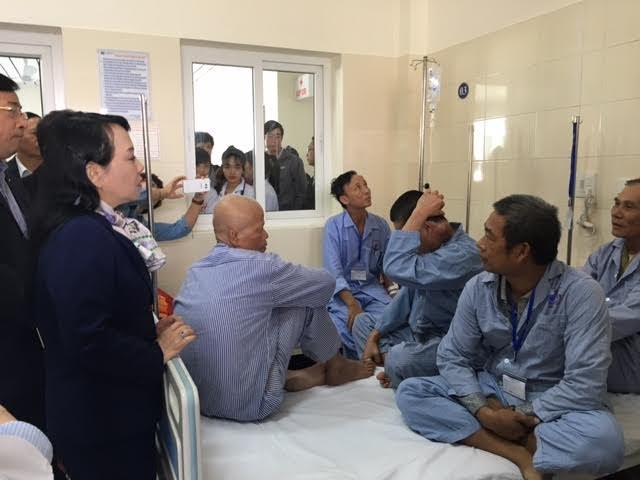 "Bắt quả tang" 4 người 1 giường, Bộ trưởng Y tế truy lãnh đạo viện K - 3
Bộ trưởng chứng kiến 4 bệnh nhân nằm chung 1 giường