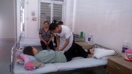 “Đau đầu” vì bác sĩ vùng cao “nhảy việc” - 1 Chăm sóc cho bệnh nhân tại khoa Tai mũi họng, Bệnh viện đa khoa tỉnh Lào Cai. Ảnh: Phương Liên