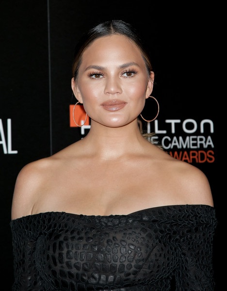 Siêu mẫu áo tắm được chồng hôn tình tứ trên thảm đỏ - 1
Chrissy Teigen dự sự kiện tại Los Angeles, California, Mỹ ngày 7/11 vừa qua