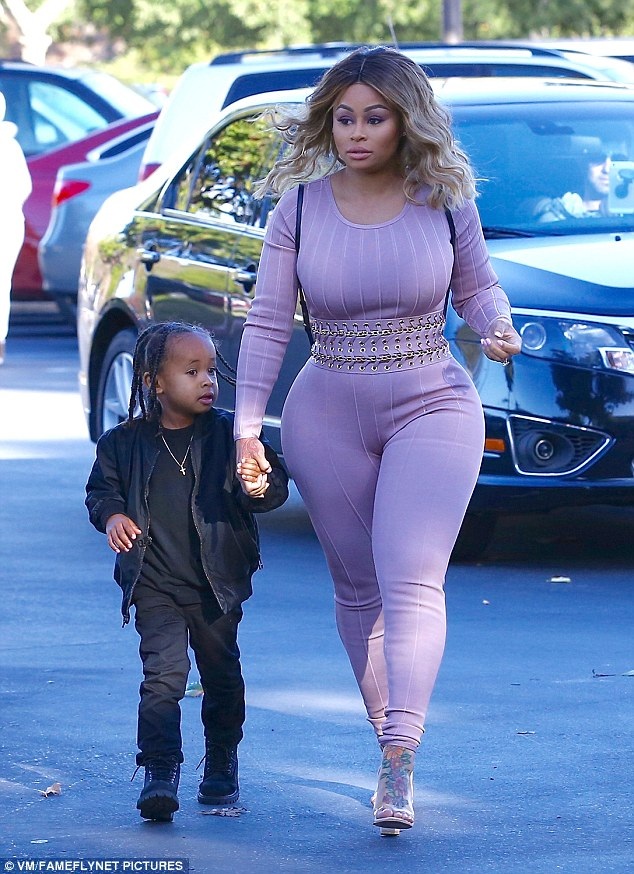 Vũ nữ thoát y khoe eo thon sau 2 tuần sinh nở - 1
Vũ nữ đình đám Hollywood Blac Chyna khoe dáng thon gọn đáng kinh ngạc khi ra phố ngày 27/11 vừa qua. Người đẹp 28 tuổi vừa sinh con thứ 2 cách đây 2 tuần