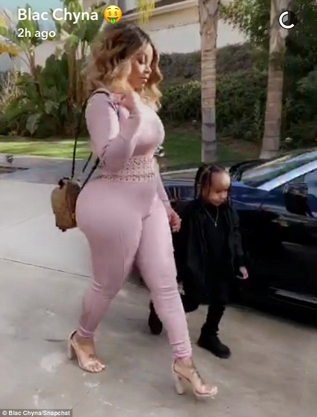 Vũ nữ thoát y khoe eo thon sau 2 tuần sinh nở - 4
Sinh con với em cô Kim - Blac Chyna càng được báo giới quan tâm hơn bao giờ hết. Trước đó cô đã có 1 con trai với Rapper Tyga, người hiện là bạn trai của Kylie - em cô Kim