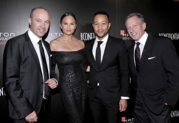 Siêu mẫu áo tắm được chồng hôn tình tứ trên thảm đỏ - 4
Vợ chồng siêu mẫu tranh thủ chụp hình với các khách mời khác