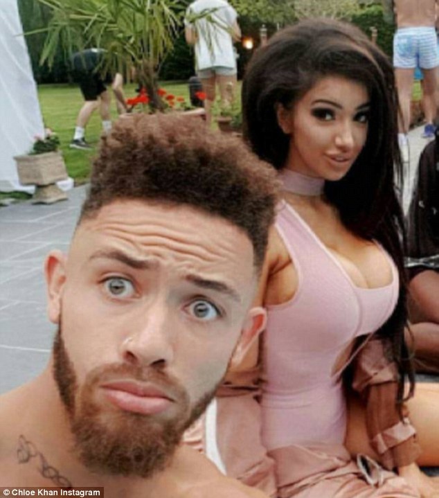 Sao truyền hình thực tế gây choáng với vòng một ngoại cỡ - 6
Chloe đang hẹn hò với sao của show truyền hình Ex On The Beach - Ashley Cain