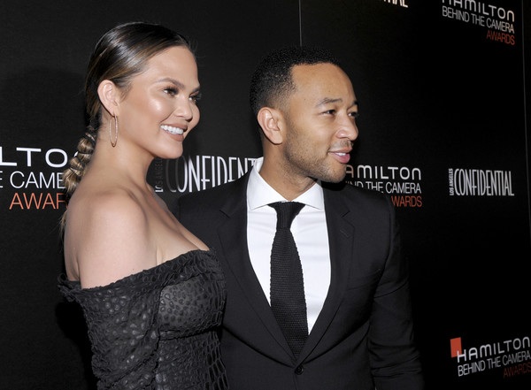 Siêu mẫu áo tắm được chồng hôn tình tứ trên thảm đỏ - 5
Chrissy Teigen là siêu mẫu của tạp chí áo tắm Sports Illustrated, gần đây cô còn thành công khi phát hành sách dạy nấu ăn, làm MC