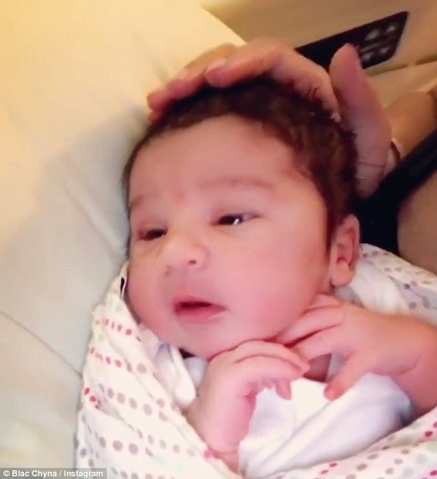 Vũ nữ thoát y khoe eo thon sau 2 tuần sinh nở - 6
Blac Chyna hạnh phúc khoe con gái nhỏ trên trang cá nhân. Bạn trai cô - Rob Kardashian ngập tràn hạnh phúc khi lên chức cha lần đầu