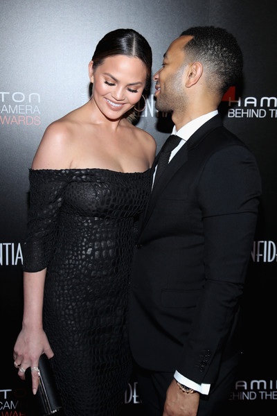 Siêu mẫu áo tắm được chồng hôn tình tứ trên thảm đỏ - 9
Họ đã phải nhờ tới biện pháp thụ tinh nhân tạo để có 1 con gái chào đời hồi tháng 4 vừa qua.