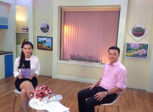 Thầy Phạm Hữu Cường và Biên tập viên Linh Thủy (Ban thời sự, VTV1) trong một chương trình truyền hình