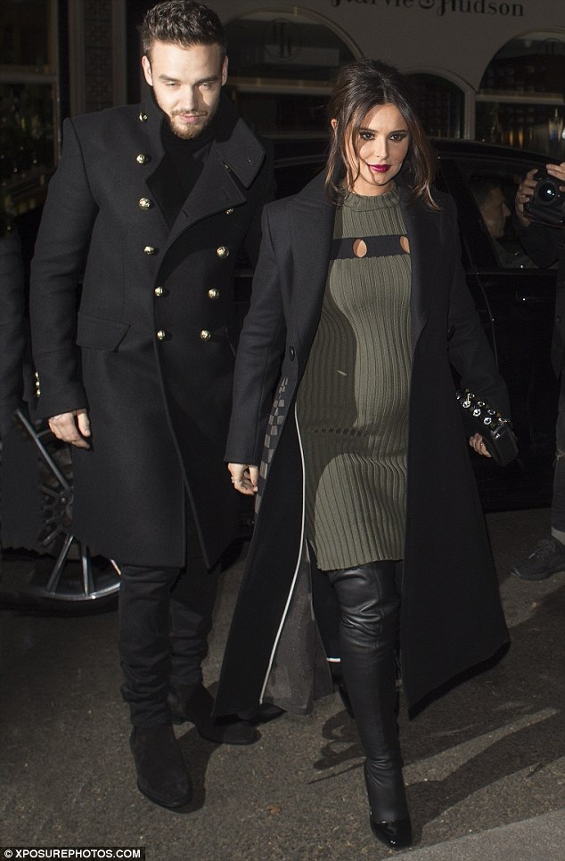 Cheryl lộ bụng lùm lùm bên bạn trai kém 10 tuổi - 3
Liam - thành viên nhóm One Direction sắp được làm bố ở tuổi 23. Trông anh vô cùng hạnh phúc và tươi tắn