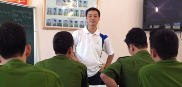 Thầy Phạm Hữu Cường đang luyện thi cho các chiến sĩ thi vào ngành Công an.