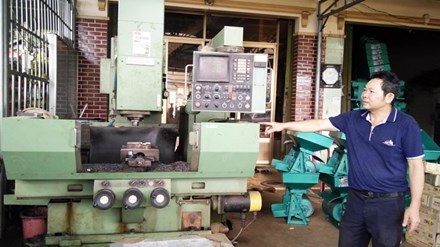 Nhà sáng chế 'hai lúa' ở xứ cà phê - 1
Ông Bảy giải thích cơ chế hoạt động của máy sấy NK700.
