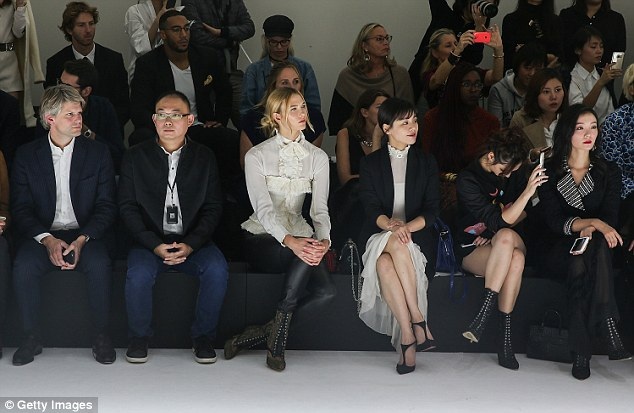 Siêu mẫu cao 1,85m nổi bật khi đi xem thời trang - 7
Karlie Kloss ngồi trên hàng ghế đầu và chăm chú theo dõi buổi trình diễn thời trang.