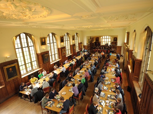 Cuộc sống xa hoa, lạc thú trong ngôi trường đẹp như mơ ở Anh - 8
Phòng ăn chung của sinh viên Cambridge. Tuy nhiên bạn có thể tự nấu cho mình.