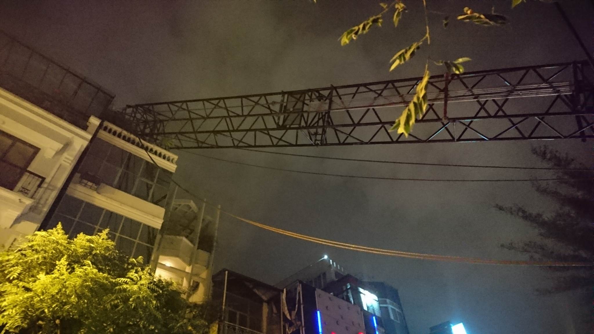 Hà Nội: Cần cẩu đổ sập xuống nhà dân trên phố Thụy Khuê - 2
Chiếc cẩu tháp vắt vắt ngang đường