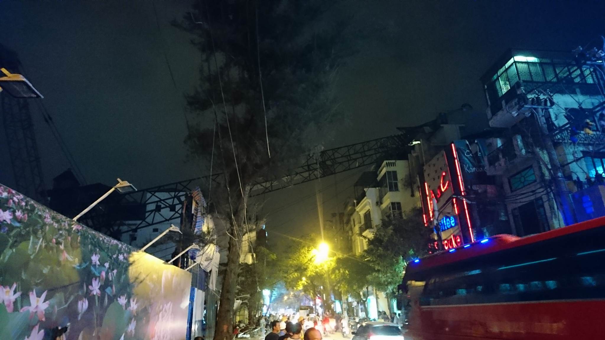 Hà Nội: Cần cẩu đổ sập xuống nhà dân trên phố Thụy Khuê - 3
Đầu của cẩu tháp đè lên nóc nhà số 80 Thụy Khuê