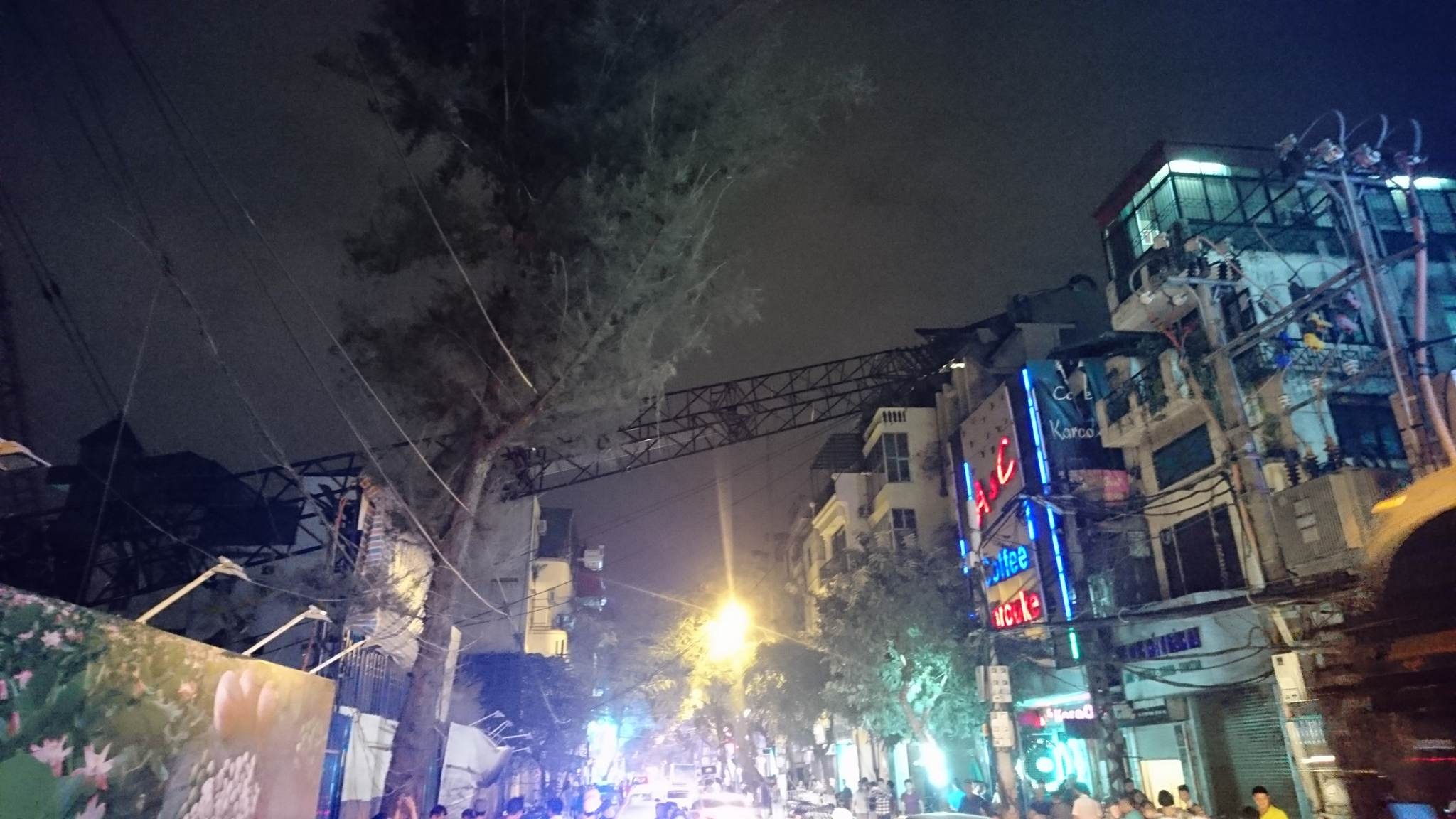 Hà Nội: Cần cẩu đổ sập xuống nhà dân trên phố Thụy Khuê - 1
Hiện trường vụ cần cẩu thép đổ sập vắt ngang đường Thụy Khuê