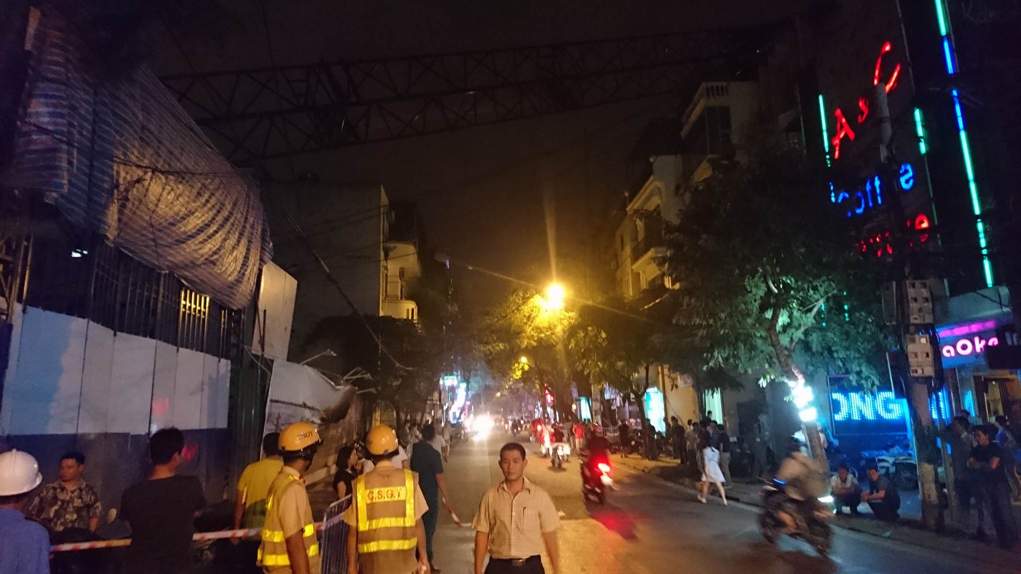 Hà Nội: Cần cẩu đổ sập xuống nhà dân trên phố Thụy Khuê - 6
Vụ việc không gây thiệt hại về người và cũng không ảnh hưởng lớn đến giao thông trên đường Thụy Khuê.