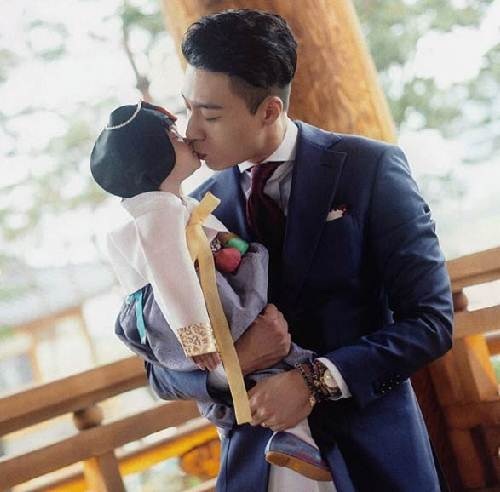 Ông bố cao gần 2m "gây sốt" khi chụp ảnh cùng con gái - 1
John Wayne Kim gây sốt khi đăng tải những bức ảnh chụp cùng con gái mình
