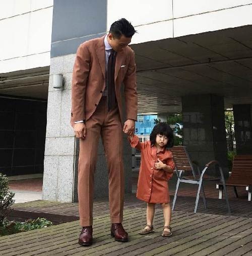 Ông bố cao gần 2m "gây sốt" khi chụp ảnh cùng con gái - 10 Ông bố cao gần 2m "gây sốt" khi chụp ảnh cùng con gái - 10