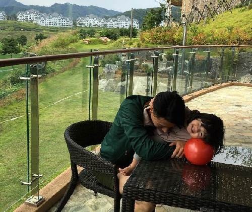 Ông bố cao gần 2m "gây sốt" khi chụp ảnh cùng con gái - 14 Ông bố cao gần 2m "gây sốt" khi chụp ảnh cùng con gái - 14