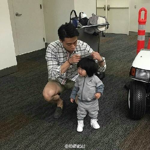 Ông bố cao gần 2m "gây sốt" khi chụp ảnh cùng con gái - 6
Hai bố con John luôn rất tình cảm và gắn bó dù đi bất cứ đâu