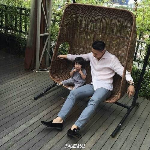 Ông bố cao gần 2m "gây sốt" khi chụp ảnh cùng con gái - 7
Đi chơi hay ở nhà, cặp bố con này đều rất tình cảm