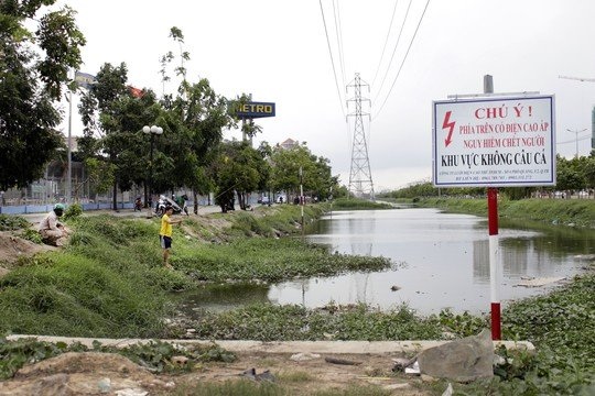 “Cháy tận xương” khi câu cá dưới đường điện cao thế - 2 Câu cá dưới đường điện cao thế rất dễ gặp nguy hiểm. Ảnh NLĐ