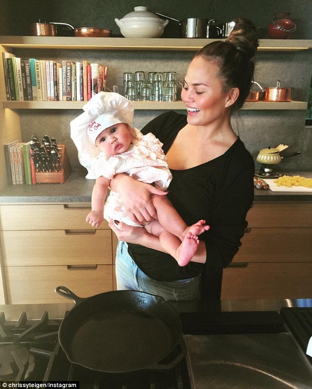 Siêu mẫu Mỹ khoe con gái và tài nấu nướng - 1
Chrissy Teigen đưa con gái cưng 5 tháng tuổi Luna vào bếp nấu nướng cùng với mình