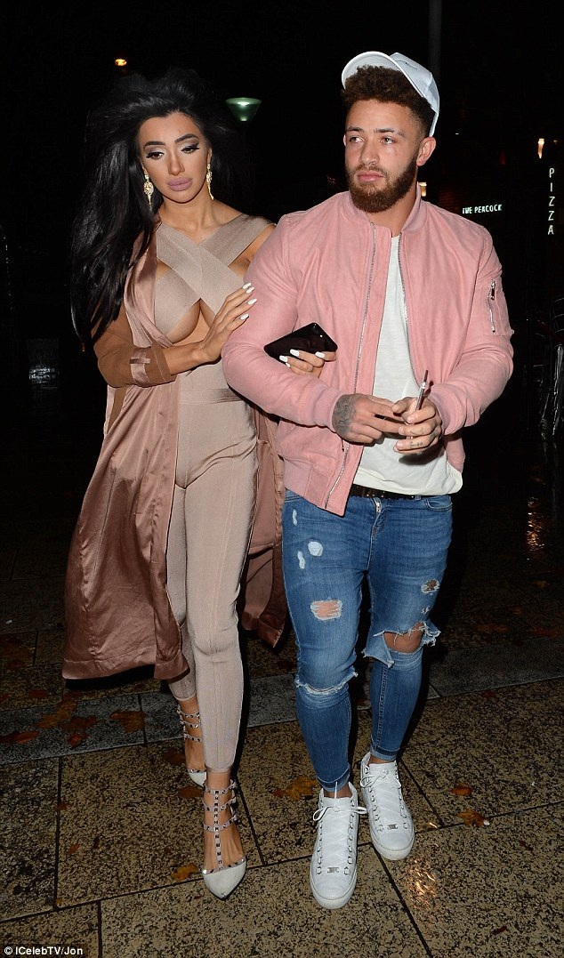 Người đẹp Anh lại khoe vòng một ngoại cỡ - 1
Sao truyền hình thực tế nổi tiếng nước Anh Chloe Khan đi chơi tối tại Liverpool cùng bạn trai mới Ashley Cain