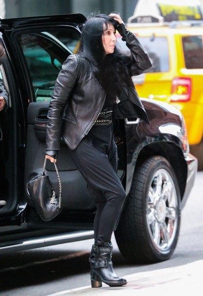 
Có một điều khiến Cher cảm thấy khó chấp nhận về bản thân đó chính là tuổi 70 của mình, diva tài năng chia sẻ: Mỗi khi nhìn vào gương thấy một bà già, tôi không hiểu bà ấy từ đâu ra. Nếu tôi phải thổi 70 cây nến trên bánh sinh nhật của mình, có lẽ tôi sẽ phát điên.
