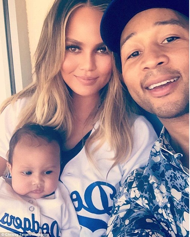 Siêu mẫu Mỹ khoe con gái và tài nấu nướng - 5
Chrissy Teigenhạnh phúc bên chồng John Legend và con gái dễ thương