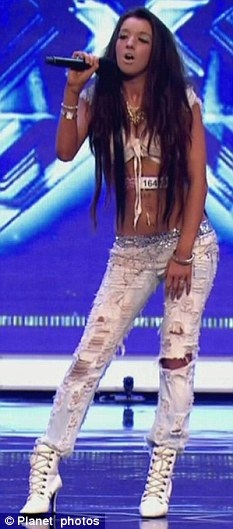 Người đẹp siêu vòng một liên tục khoe thân - 6
Hình ảnh Chloe Khan khi dự thi X factor Anh quốc năm 2010