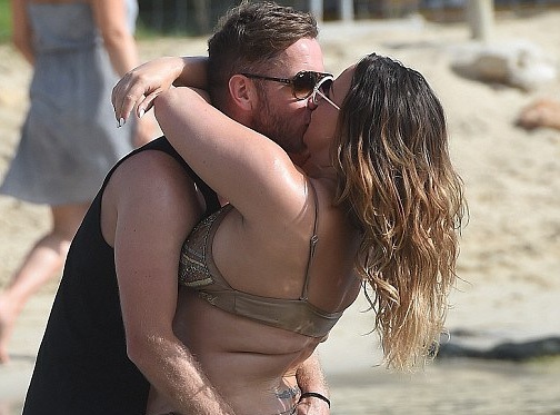 Người mẫu ngoại cỡ hạnh phúc bên bạn trai - 1
Chanelle Hayes tình tứ hôn bạn trai Ryan Oates trên bãi biển ở Ibiza ngày 11/11 vừa qua