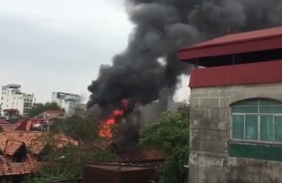 Hà Nội: Dãy nhà cũ trên phố Phùng Hưng bốc cháy dữ dội - 6 Hà Nội: Dãy nhà cũ trên phố Phùng Hưng bốc cháy dữ dội - 6