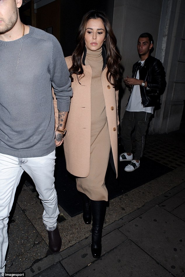 Cheryl Cole tái xuất bên bồ trẻ sau tin đồn bầu bí - 2
Đây là lần đầy Cheryl bị bắt gặp đi cùng bạn trai sau khi tin đồn cô mang thai đang lan rộng