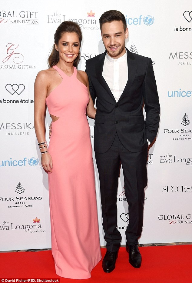 Chồng cũ đòi lại nhẫn sau khi ly dị Cheryl - 5
Cheryl hiện đang hẹn hò với ca sỹ Liam Payne - thành viên nhóm One Direction - 1 người kém cô 10 tuổi