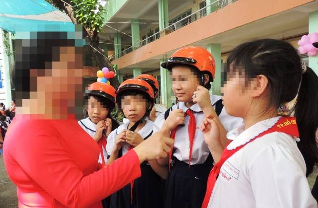 Cái chỉ tay vào mặt con trẻ - 1 Nhiều giáo viên có thói quen giao tiếp với học trò bằng cái chỉ tay
