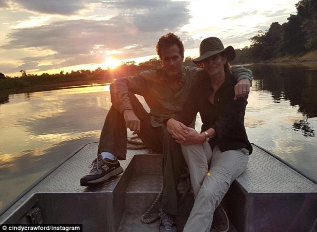 
Siêu mẫu Cindy Crawford, 50 tuổi và chồng Rande Gerber, 54 tuổi nghỉ lễ tạ ơn bình yên bên nhau tại Amazon. Cặp đôi nổi tiếng này là biểu tượng hạnh phúc tại Hollywood.
