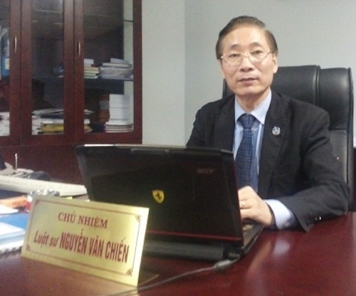 Vụ VKSND tỉnh Hưng Yên quy kết sai tội bị can: Huỷ án sơ thẩm, trả hồ sơ điều tra lại! - 2
Luật sư Nguyễn Văn Chiến - Chủ nhiệm đoàn luật sư TP Hà Nội cho rằng việc TAND tỉnh Hưng Yên kết luận VKSND tỉnh Hưng Yên quy kết sai tội bị cáo Chung nhưng lại tuyên bị cáo Chung một tội danh khác là khiên cưỡng, bất thường.