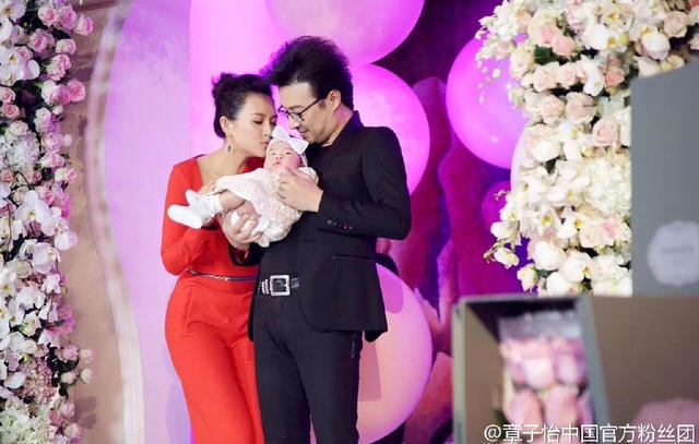 Chương Tử Di tổ chức sinh nhật cho con gái cưng - 10
Hai vợ chồng Tử Di và Uông Phong trong ngày đầy cữ của con gái Tỉnh Tỉnh.