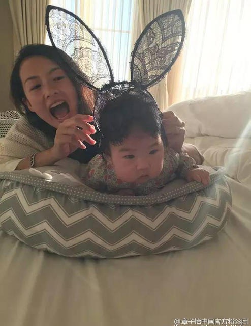 Chương Tử Di tổ chức sinh nhật cho con gái cưng - 13
Nữ diễn viên nổi tiếng tạm gác công việc trong vòng một năm để chăm sóc gia đình nhỏ và sinh con gái.