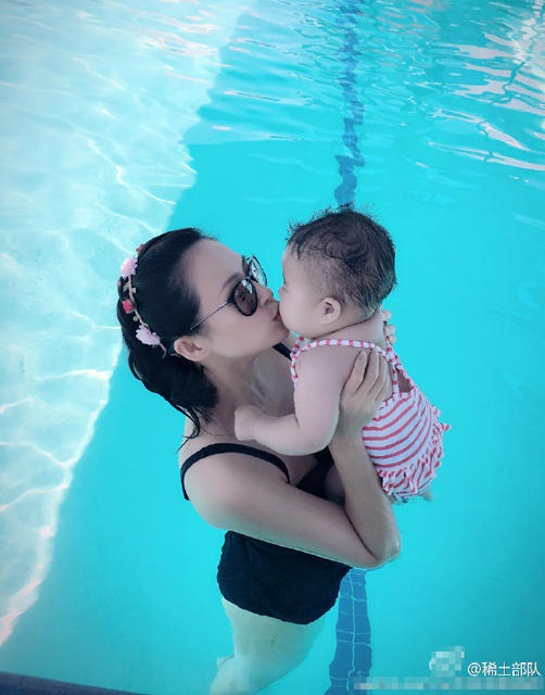 Chương Tử Di tổ chức sinh nhật cho con gái cưng - 17
Chương Tử Di hạnh phúc bên cô con gái bầu bĩnh, đáng yêu. Nữ diễn viên nổi tiếng kể rằng, có con gái, cô không còn thích các buổi tiệc tùng và đi đâu xa cũng muốn nhanh chóng về nhà để ôm con trong tay.