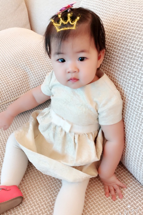 Chương Tử Di tổ chức sinh nhật cho con gái cưng - 2
Con gái của Chương Tử Di đã tròn một tuổi. Cô bé càng lớn càng bụ bẫm và đáng yêu.